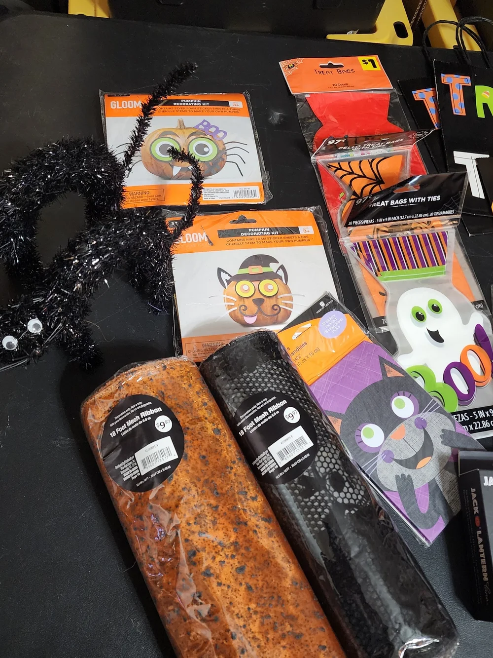 25 Pc Halloween Party Bundle